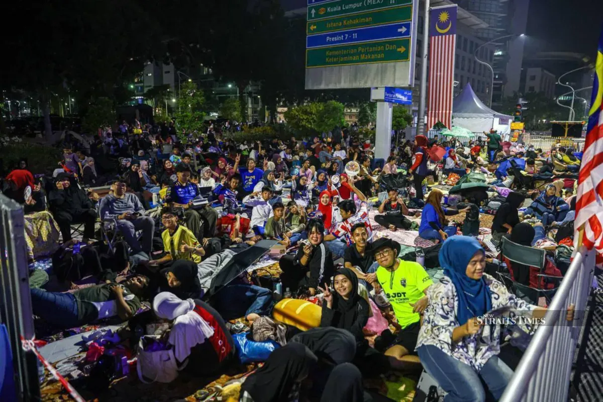Early Birds Camp Overnight for National Day Parade Spots