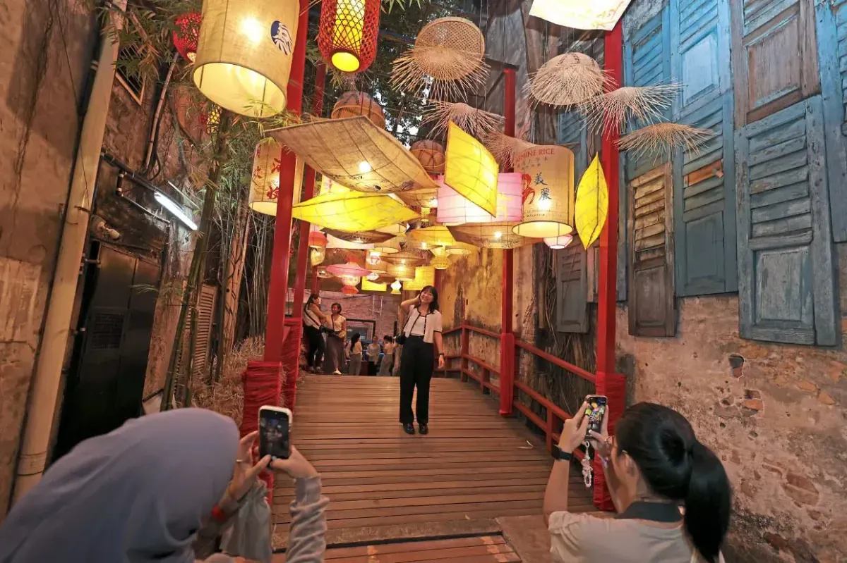 Mid-Autumn Art Tells Malaysian Harvest Story