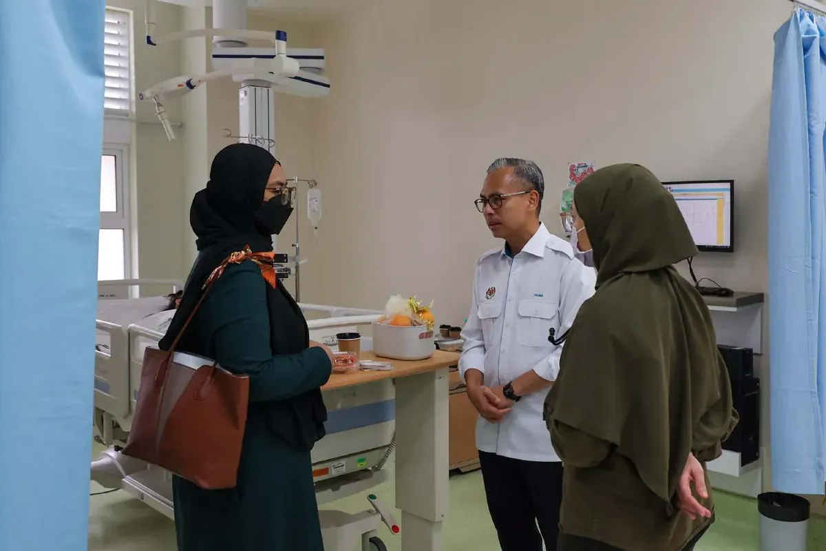 Minister Visits Injured Human Graphics Performer