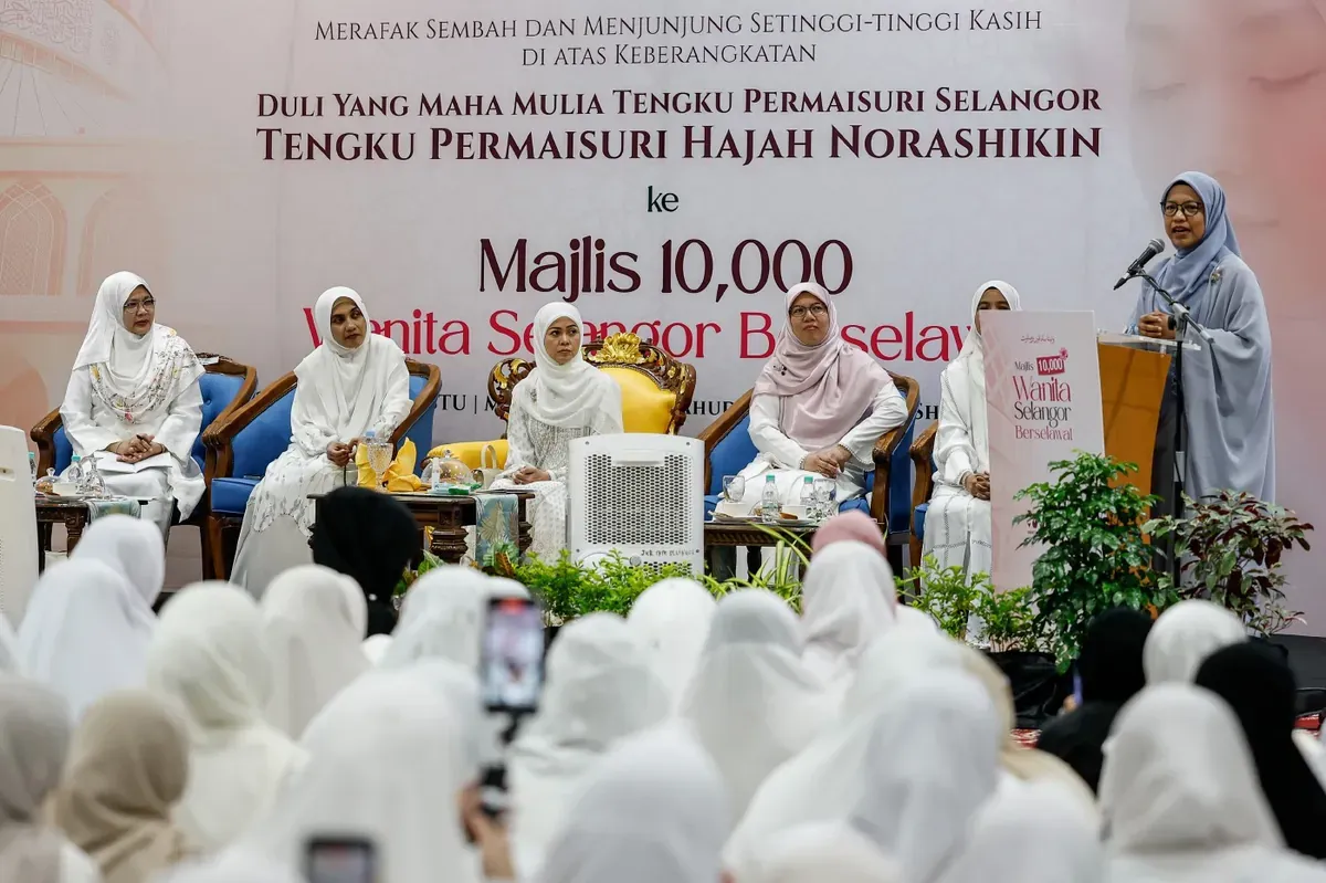 Selangor Queen Joins 10,000 Women Selawat Gathering